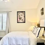 Hollywood Hills Homestay